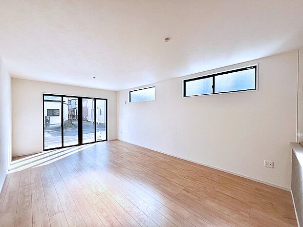 明るい陽光が注ぎ、寛ぎの雰囲気に満たされるリビング・ダイニング。 