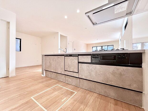 リビングを見渡せる人気のカウンターキッチン。 家族を見守りながら家事をすることができます。