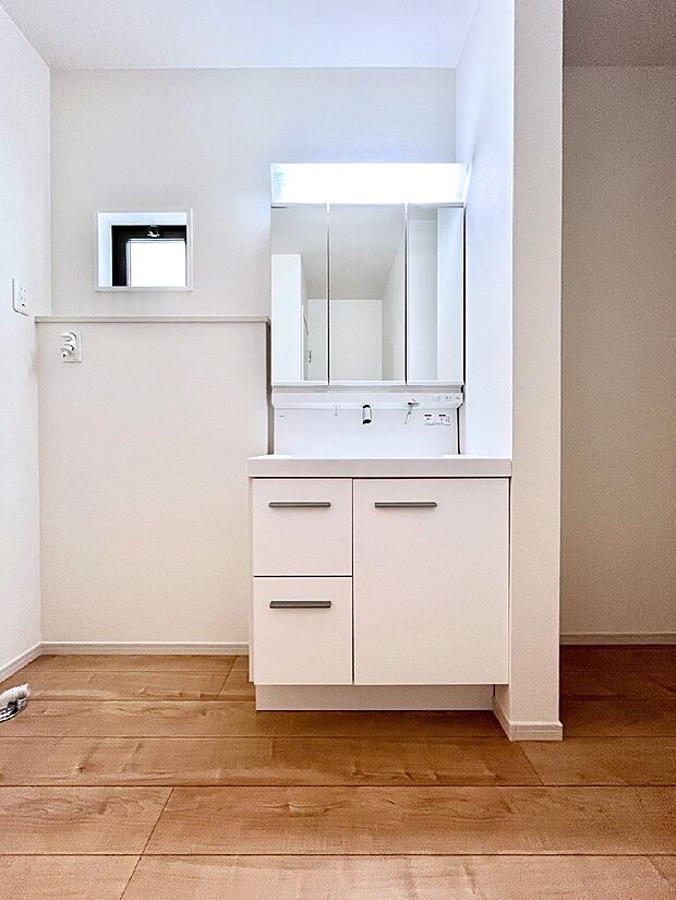 大きく見やすい三面鏡で清潔感ある洗面台は、身だしなみチェックや肌のお手入れにおすすめです。 