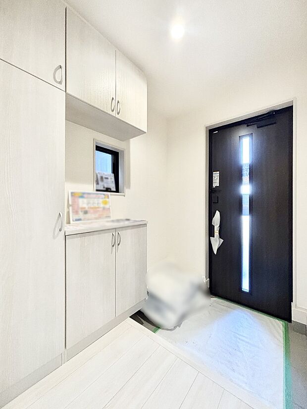 明るい玄関はお客様をお出迎えするのにぴったりです！ 