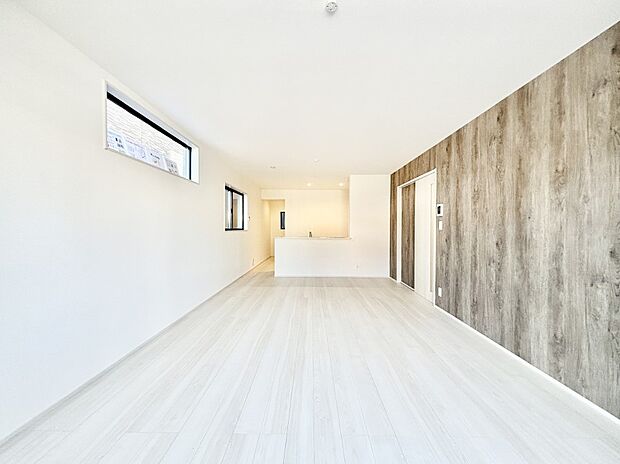 明るい陽光が注ぎ、寛ぎの雰囲気に満たされるリビング・ダイニング。 