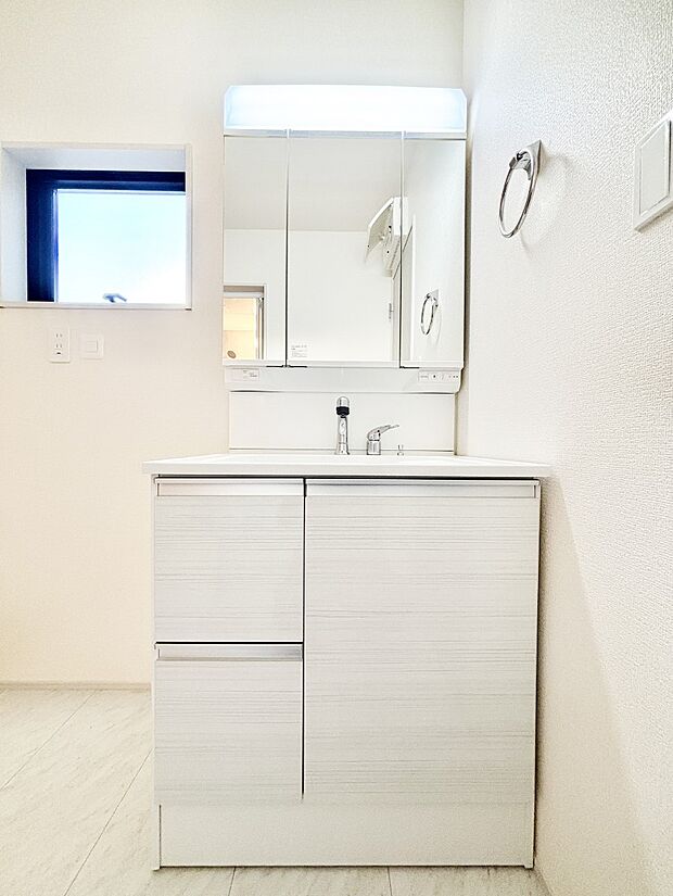 収納力と機能性に優れた洗面化粧台