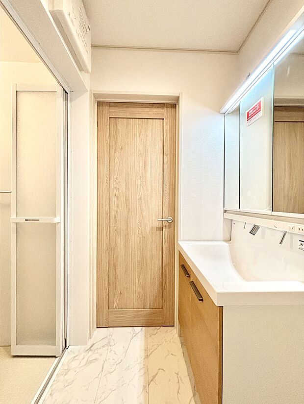 明るい洗面所は毎朝の身支度も楽しくできちゃいそうです。