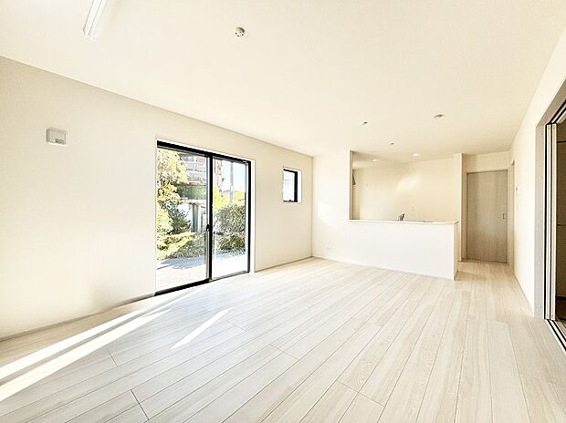 ご家族の賑やかな話し声で包まれる明るいリビング