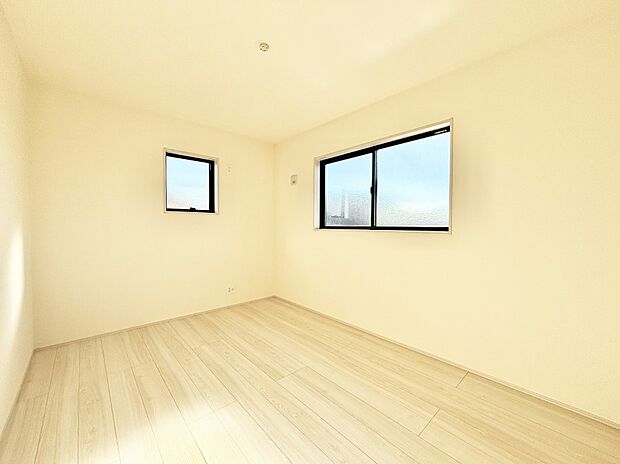 窓からのやさしい光が心地よいプライベートルーム