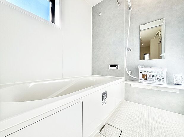 一日の疲れを癒してくれる明るい清潔感のあるバスルーム