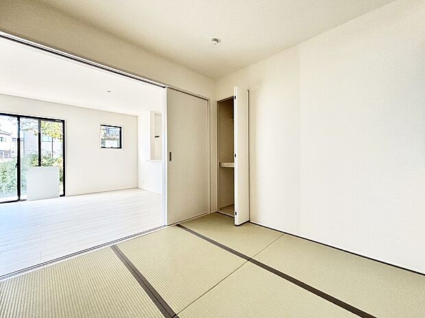 リビング隣接の和室は毎日の暮らしに癒しと安らぎをもたらしてくれます