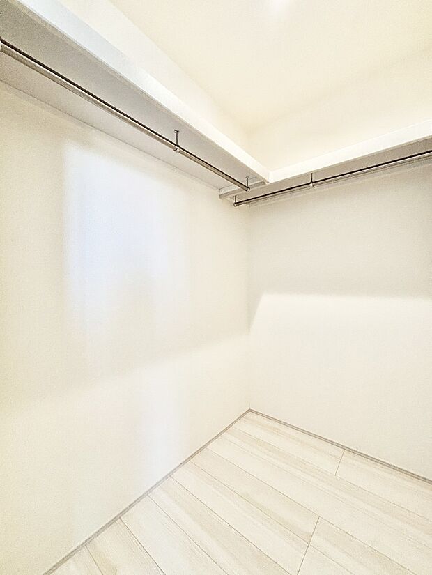 ウォークインクローゼットの活用で生活空間スッキリ