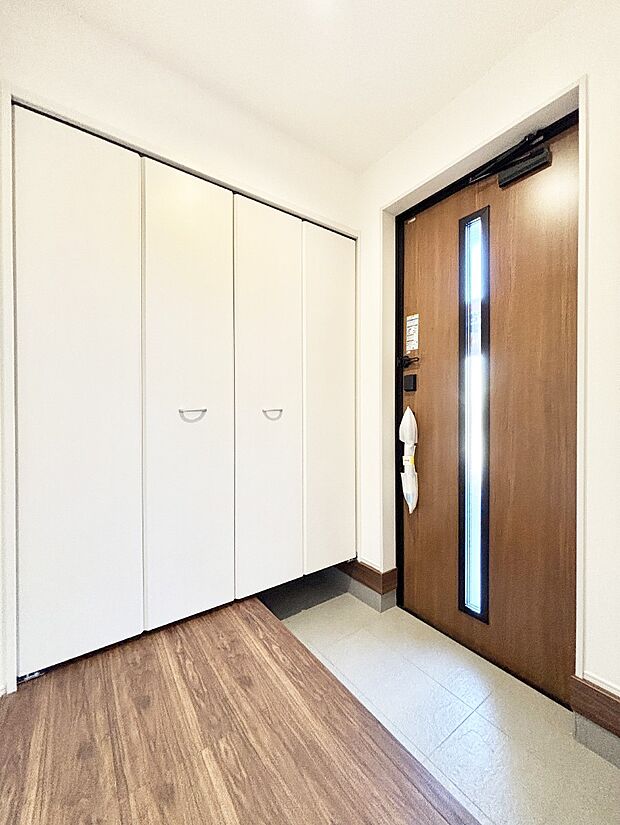 ガラススリットの入った玄関ドアが室内に光を届けてくれます