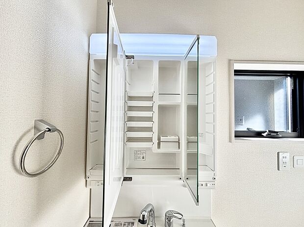 三面鏡の裏に、化粧品や衛生用品などを収納可能。洗面台をすっきりと保ちます！