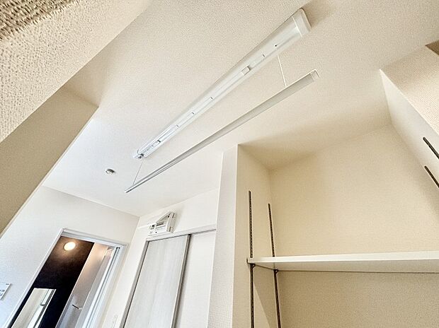 室内物干しポール。梅雨や花粉の時期に大活躍します。  