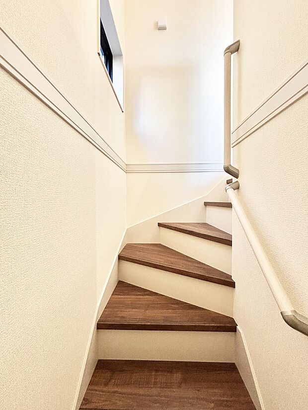 階段は手すり付きなので小さなお子さまやご高齢の方も安心です