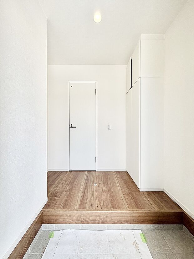 家族の帰宅やお客様をあたたかく迎える玄関    