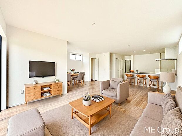 ご家族の賑やかな話し声で包まれる明るいリビング  ※家具はCGです  