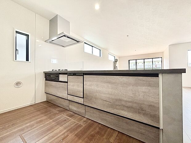 爽やかな風が通り抜けるキッチン。窓があるので明るく換気にも役立ちます。  