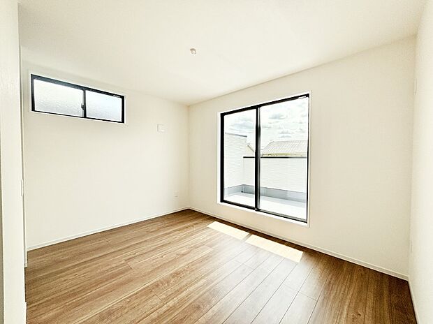 明るいバルコニーサイドに洋室を設置。目覚めの良い寝室に。   