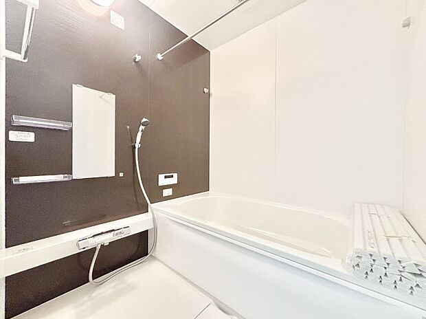 一日の疲れを癒してくれる明るい清潔感のあるバスルーム  