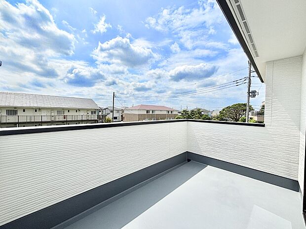 ゆったりバルコニーだから沢山お洗濯ものを干せます。  