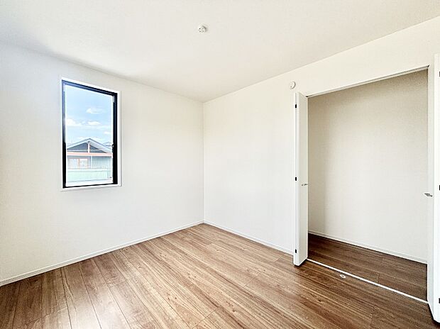 やさしい光がさしこむ居室はしっかり収納付き  