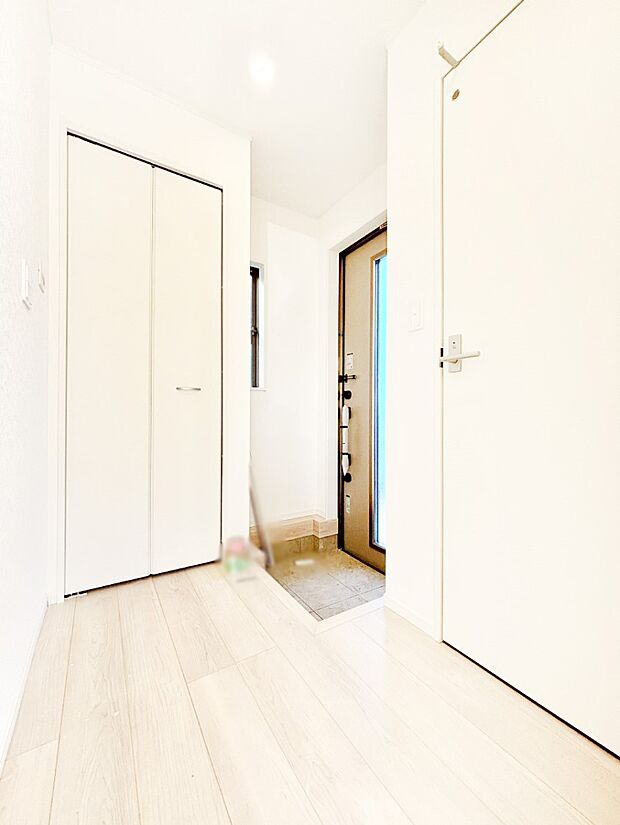 ご家族やお客様を気持ちよくお出迎え！明るい陽光が入り込む玄関。