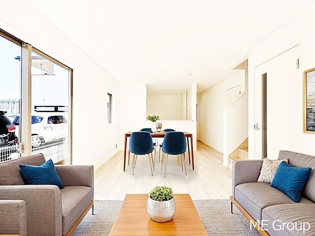 ご家族の賑やかな話し声で包まれる明るいリビング  ※家具はCGです  