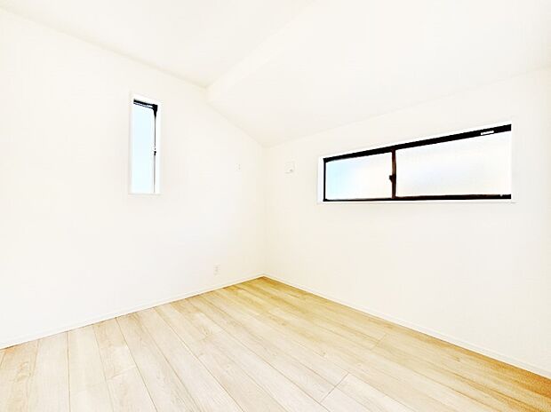 2面採光の洋室。窓から入り込む陽光がお部屋全体を優しく包み込みます！