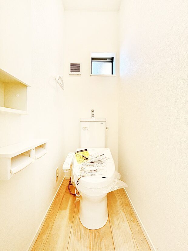 清潔感あるシャワートイレ。小窓から光が注ぎ込みます！