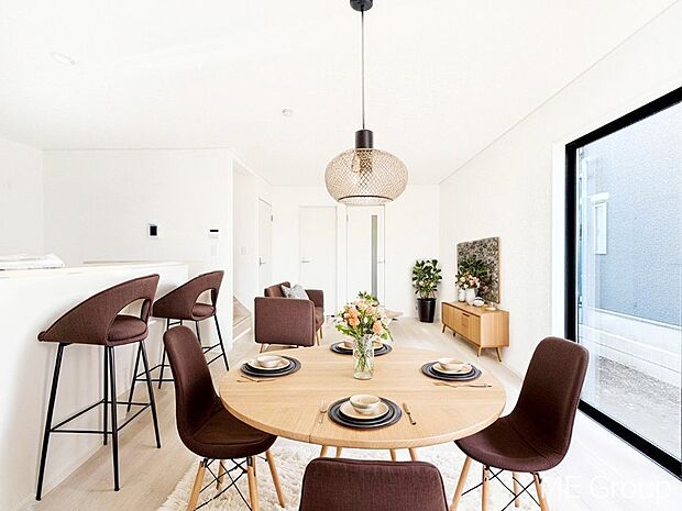 明るい陽光に包まれる心地のよいリビングです ※家具はCGです