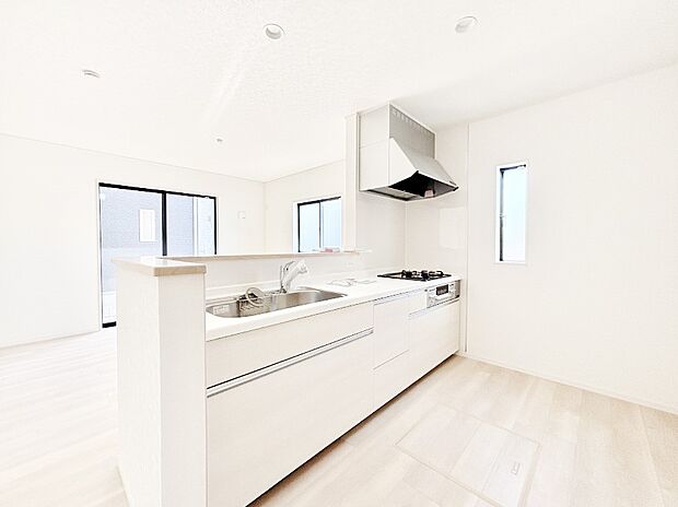 ご家族の会話弾む対面キッチン。お料理中のパパママもご家族と過ごす時間が増えそう!