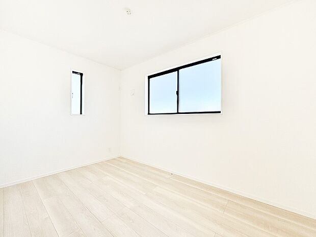 2面採光の洋室。窓から入り込む陽光がお部屋全体を優しく包み込みます!