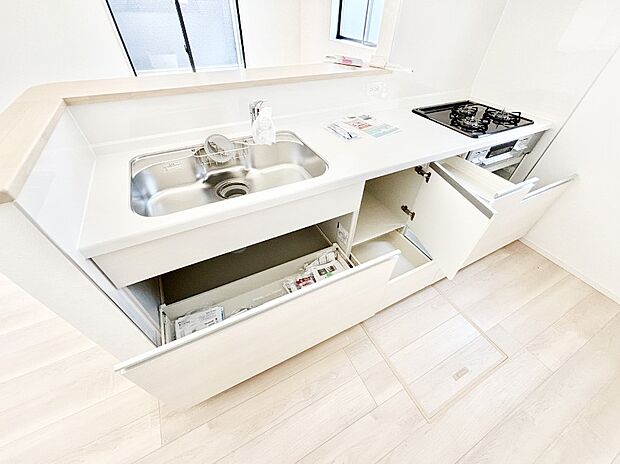 収納スペースもたっぷり！広々とした作業スペースで家事もラクラク！