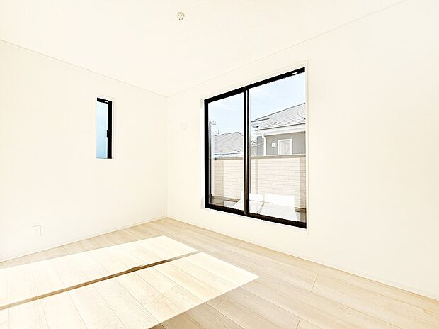 バルコニーからのやさしい光が心地よいプライベートルーム  