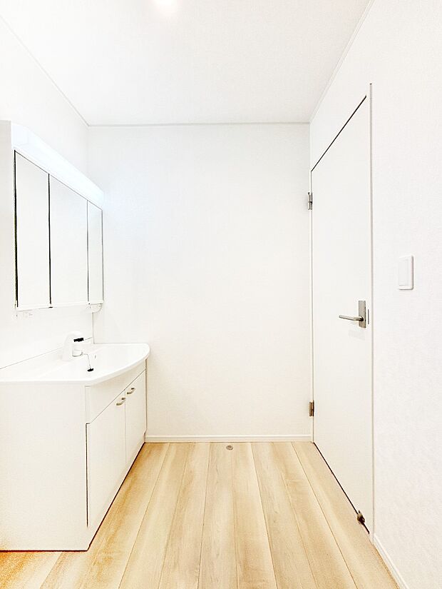 清潔感溢れるホワイトカラーを基調としたランドリースペース
