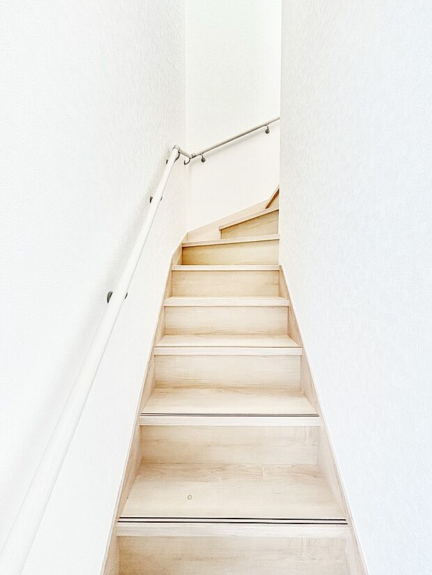 小さなお子様やご年配の方に嬉しい配慮!階段には手摺付きです。