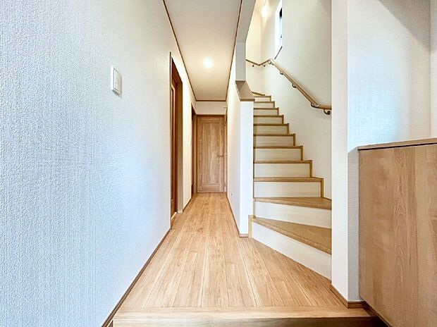 明るい玄関はお客様をお出迎えするのにぴったりです！ 