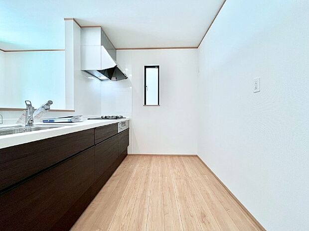 爽やかな風が通り抜けるキッチン。窓があるので明るく換気にも役立ちます。