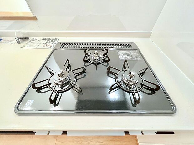 ガスコンロはＳｉセンサー搭載。火力調節や焦げ付き・消し忘れも防いでくれます。