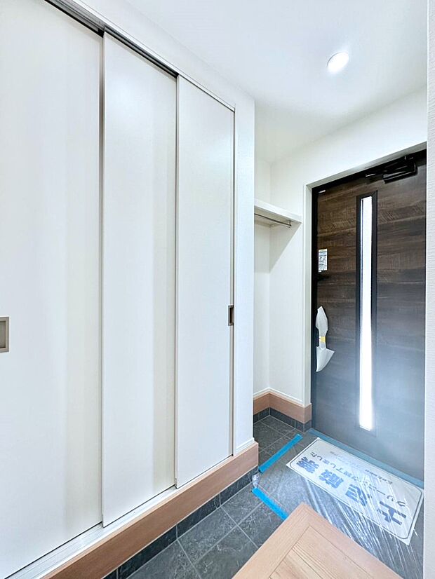 家族の帰宅やお客様をあたたかく迎える玄関  