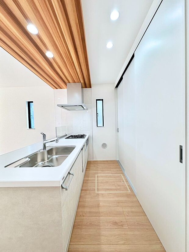 爽やかな風が通り抜けるキッチン。窓があるので明るく換気にも役立ちます。