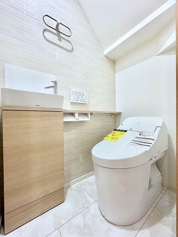 明るく清潔感のあるトイレです。