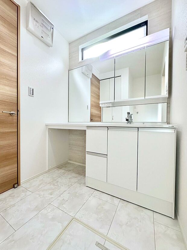 大きく見やすい三面鏡で清潔感ある洗面台は、身だしなみチェックや肌のお手入れにおすすめです。