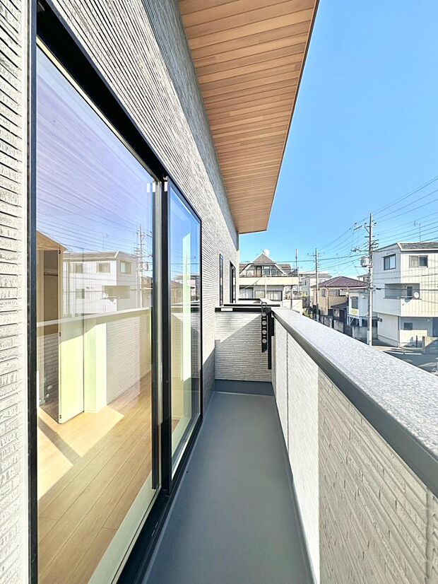 ゆったりバルコニーだから沢山お洗濯ものを干せます。