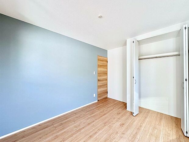 アクセントクロスがお洒落な洋室。