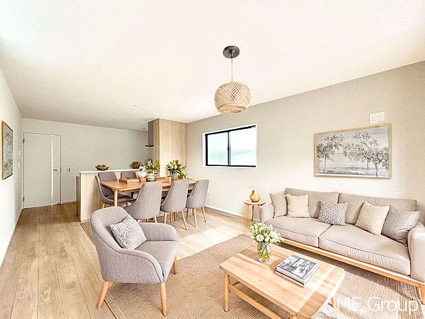 ご家族の賑やかな話し声で包まれる明るいリビング  ※家具はCGです