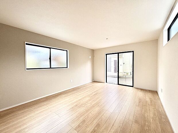 大きな窓からたっぷりの陽光と風を感じられるリビング