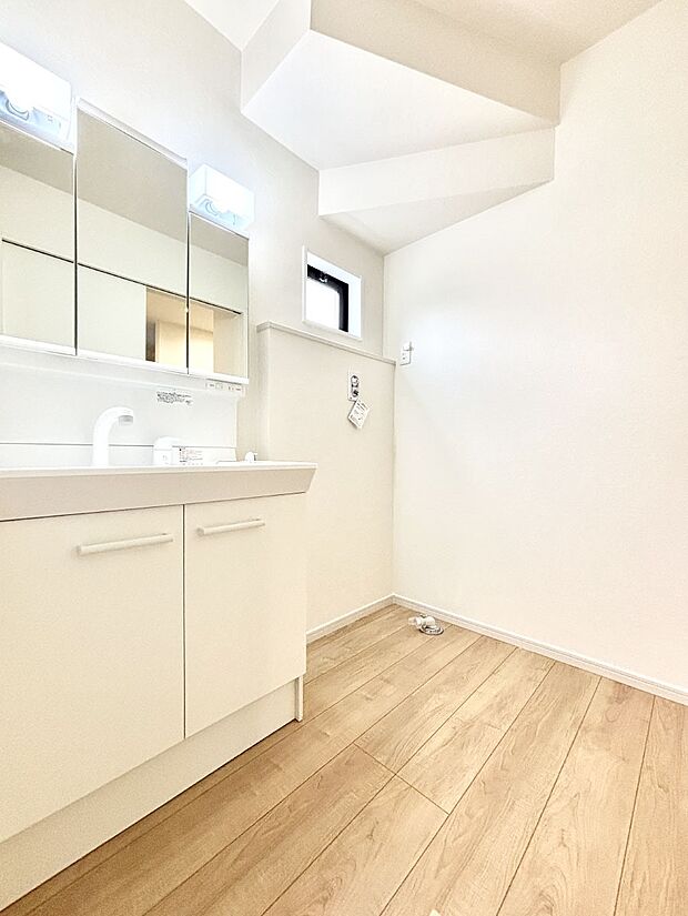 明るい洗面所は毎朝の身支度も楽しくできちゃいそうです。