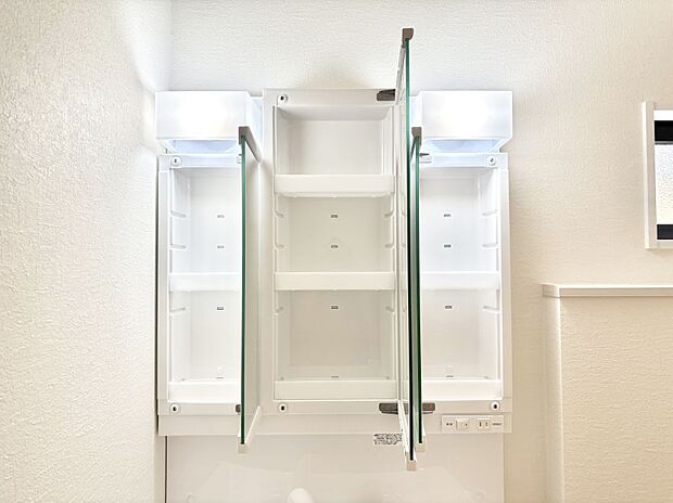 三面鏡の裏に、化粧品や衛生用品などを収納可能。洗面台をすっきりと保ちます！