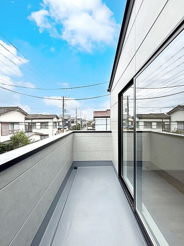 南向きのバルコニー！ご家族の洗濯物はもちろん、お布団もたっぷり干せます！