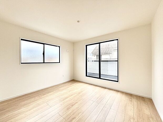 バルコニーが開放感をプラスしてくれる洋室  