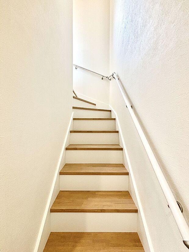 階段は手すり付きなので小さなお子さまやご高齢の方も安心です  